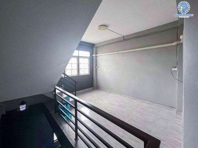 *****อาคารพาณิชย์มือสอง สวนธนวิลล่า ประชาอุทิศ หลังมุม! เนื้อที่กว้าง 16 ตร.ว. ฟังก์ชัน 4 ห้องนอน 3 ห้องน้ำ 1 ที่จอดรถ ภายในตกแต่งสวย ดูทัยสมัย พื้นที่ใช้สอยเยอะ มาพร้อมราคาสุดคุ้ม! ตั้งอยู่บนทำเลเดินทางสะดวกสบาย เชื่อมต่อถนนประชาอุทิศ ถนนราษฎร์บูรณะ ถนนเจริญกรุง ถนนพระราม3 จองด่วน!